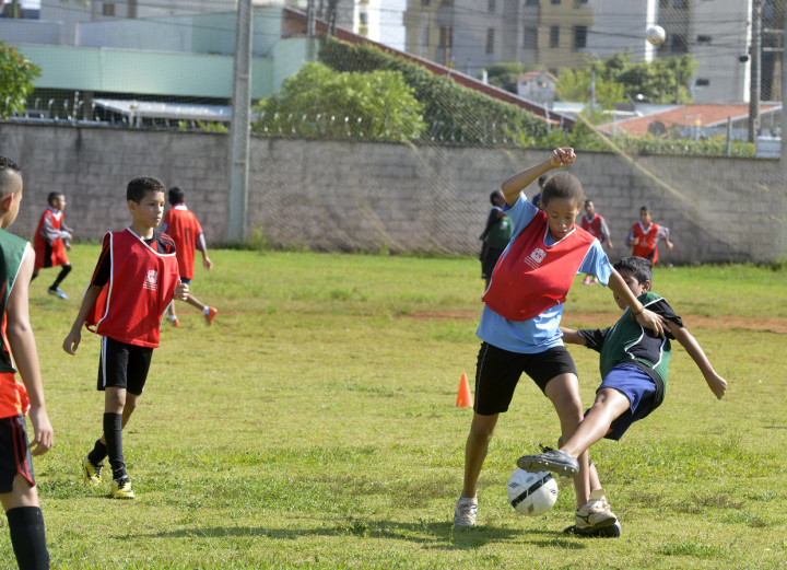 Meninos e meninas participam de atividade no Dal Santo