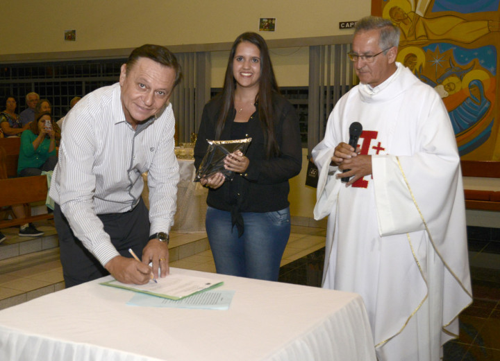 O prefeito Pedro Bigardi assina a lei que reconhece a tradição dessa Via Sacra