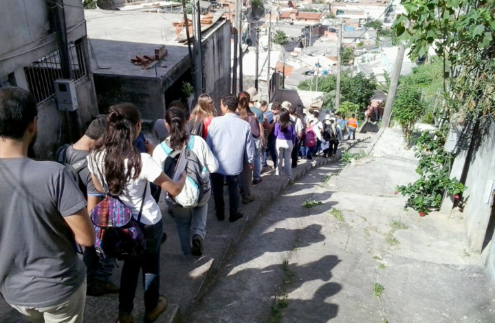 Estudantes caminham pelas ruas do Jardim Tamoio