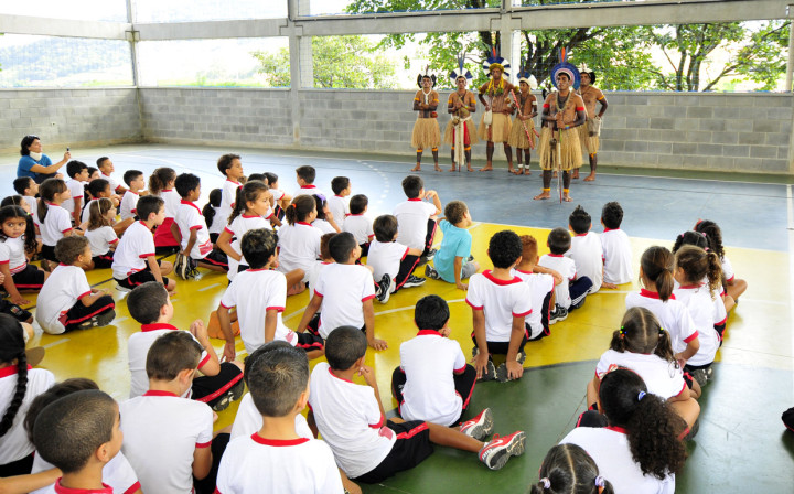Alunos participam de atividades com índios na escola