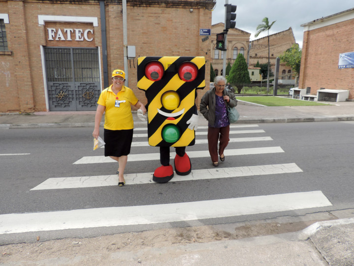 Com apoio do Farolito, pedestres foram orientados