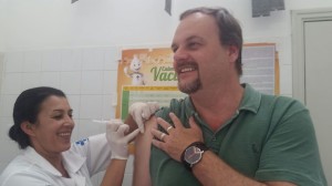 Profissionais da Saúde vacinados, como o secretário Casarin