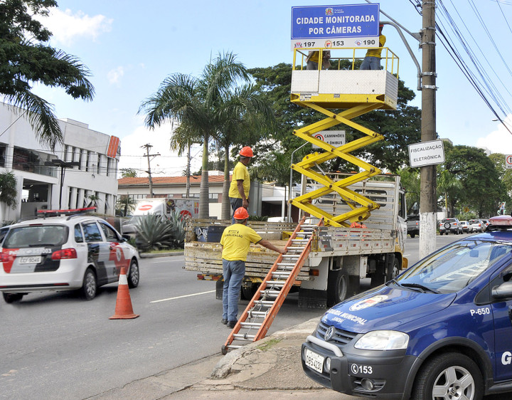 Equipe da Setransp instalou placa na entrada da avenida Jundiaí