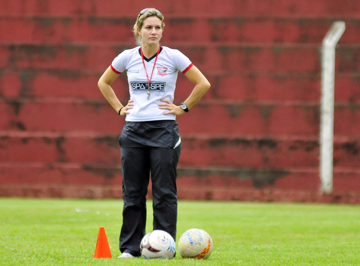 A técnica Tatisa Zonaro comanda a equipe de futebol feminino de Jundiaí