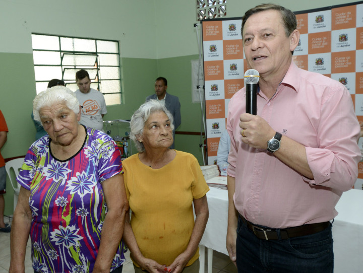 O prefeito chamou lideranças como dona Antonieta e dona Margarida para lembrarem a história de lutas