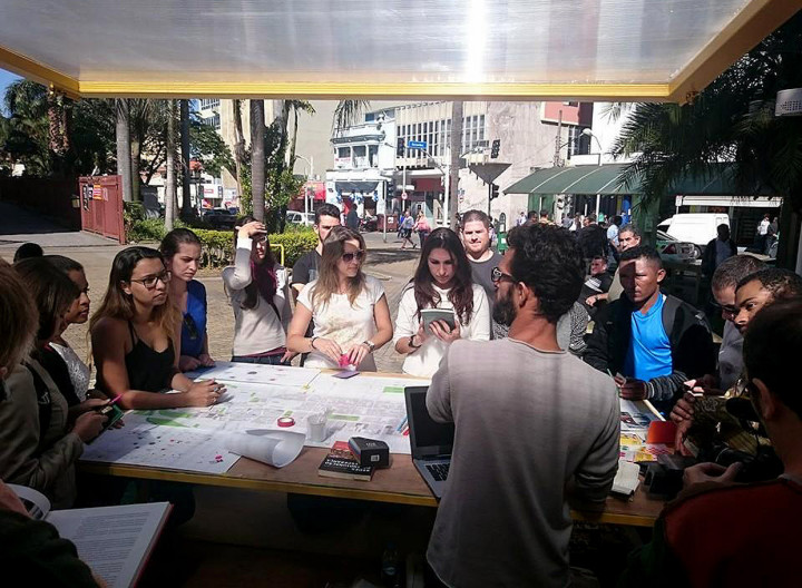A oficina do sábado aconteceu em plena praça no Largo da Matriz