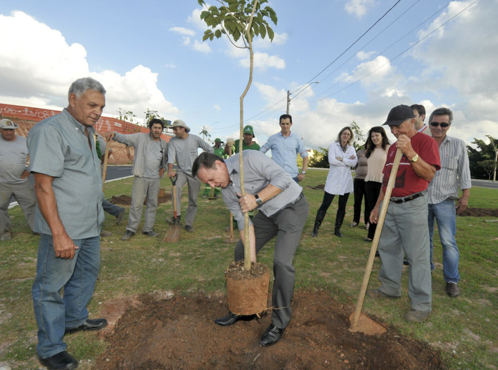 Bigardi realiza o plantio de um ipê-branco na nova Cidade Administrativa