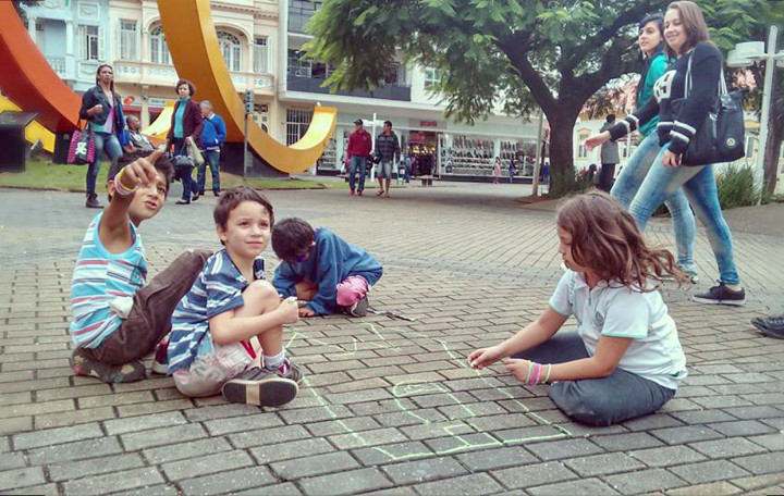 Atividades já estimulam crianças a usarem a praça como espaço público