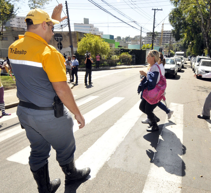 Ação: agentes orientam pedestres e motoristas 