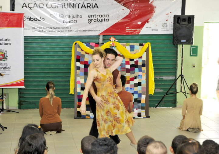 Moradores puderam conferir a apresentação especial da Cia. de Dança