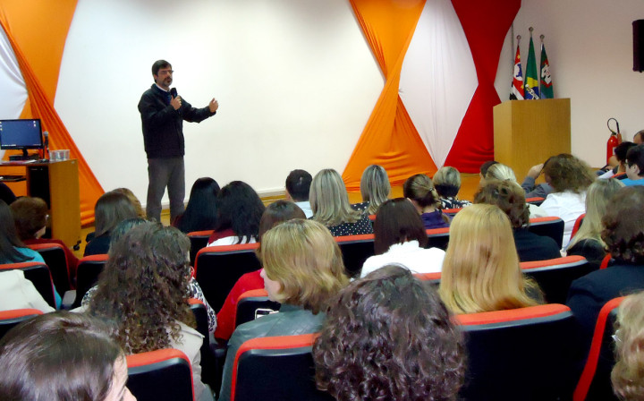 O secretário José Renato Polli conversa com cerca de 500 convidados