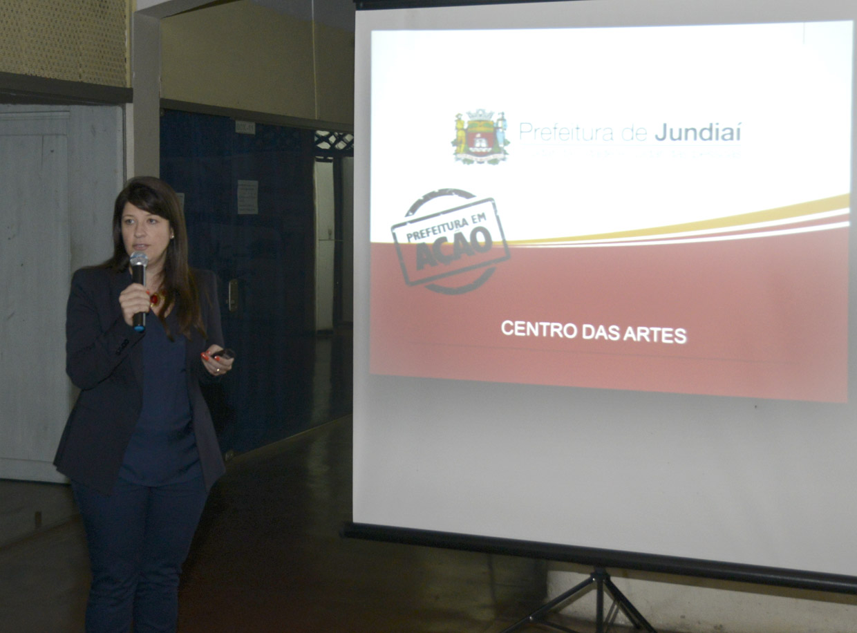 A secretária Daniela da Camara Sutti detalhou o projeto ao público
