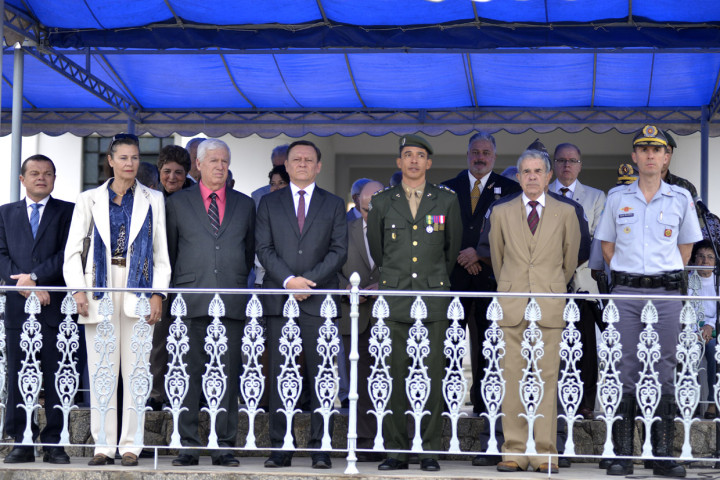 Prefeito participou das solenidades em comemoração ao Dia do Soldado no 12º GAC