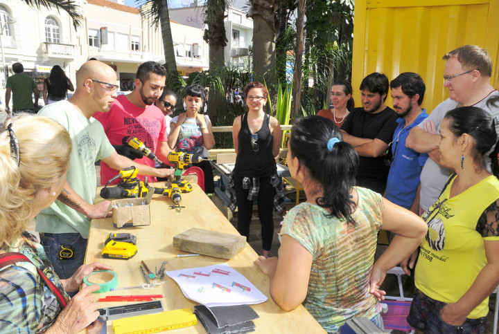 Na oficina de marcenaria, participantes usam criatividade para propostas no espaço público