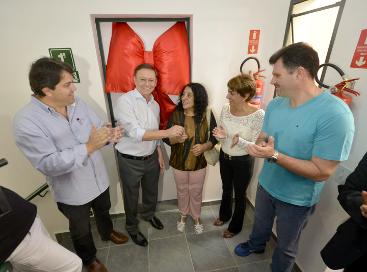 A moradora Tereza de Oliveira recebeu a chave das mãos do prefeito
