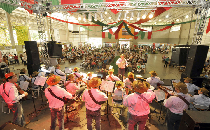 Em 2014, Feira da Amizade reuniu 89 atrações, entre elas, a Orquestra de Violeiros da Terra da Uva
