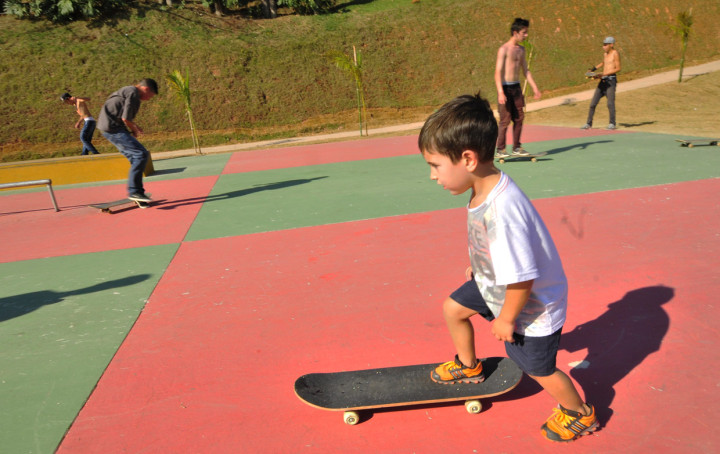 Leonardo, de quatro anos, já é fã da pista de skate