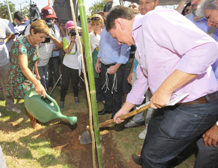 Assim como 100 moradores, o prefeito também plantou uma árvore