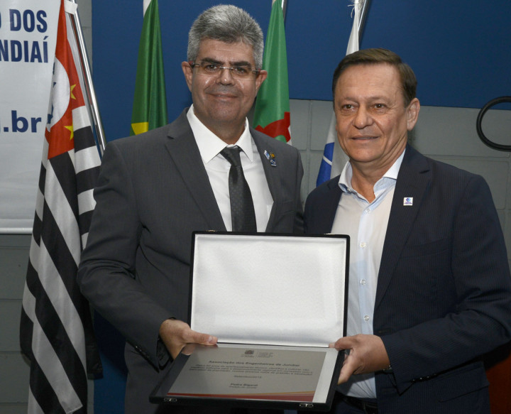  Prefeito homenageou engenheiros com uma placa, entregue ao presidente Adriano Galzoni