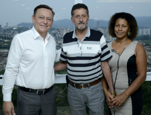 O prefeito Pedro Bigardi com Sanã e Isabel