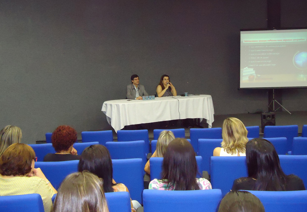 O secretário José Renato Polli e a psicóloga Ana Claudia Fossen Fukushima durante palestra