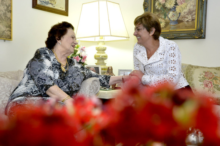 Margarete e dona Mercedes relembrando uma história de solidariedade