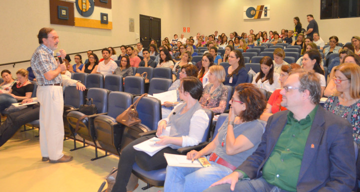  O professor Gastão ministrou aula aberta aos profissionais da saúde