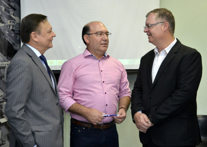 Pedro Bigardi com o secretário Marcos Brunholi e o prefeito de Vinhedo, Jaime Cruz