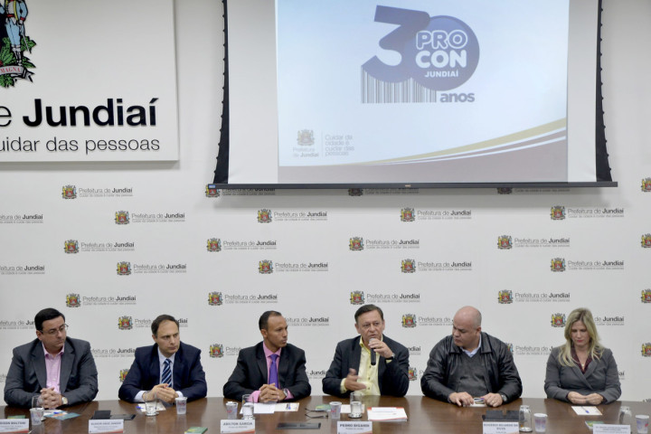 Mesa durante a assinatura do protocolo de intenções do novo portal, com o prefeito Pedro Bigardi 