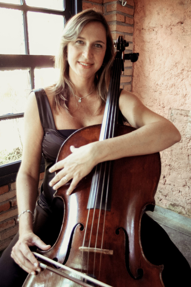 Solista Vana Bock é a chefe do naipe de violoncelos da Orquestra Municipal