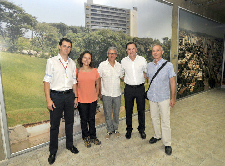 Durante a visita ao Paço, os visitantes cumprimentaram o prefeito 