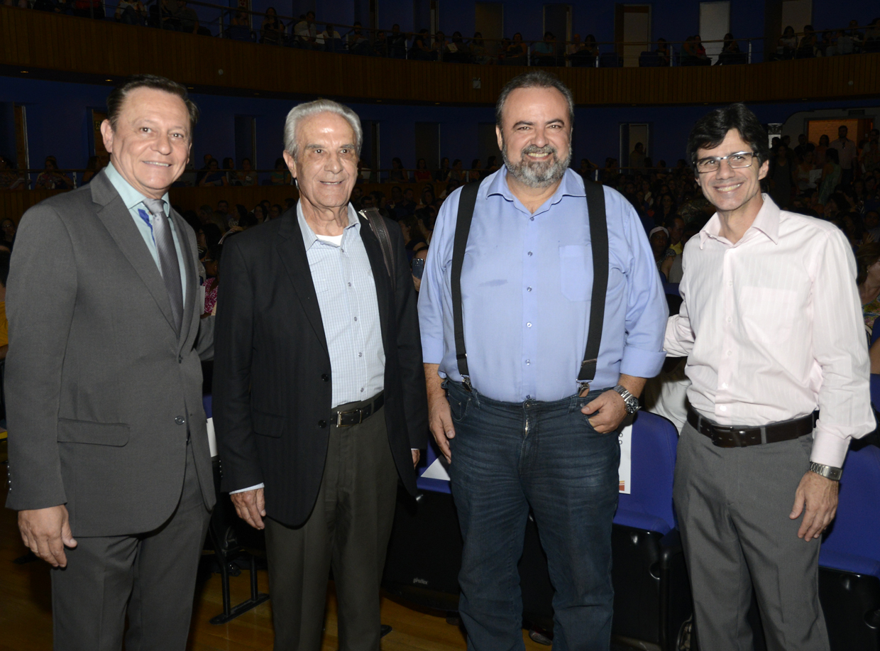 O prefeito Pedro Bigardi recebeu o convidado especial, Miguel Arroyo