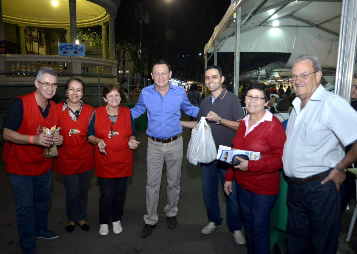 Voluntários da 25ª Festa Portuguesa e o prefeito Pedro Bigardi