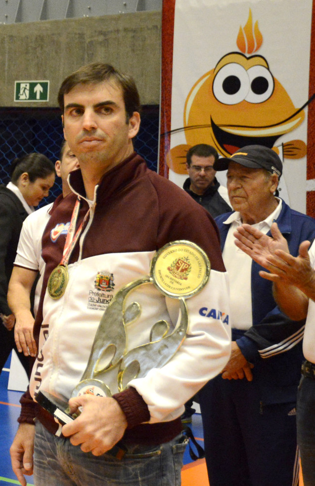  Cristiano Lopes com o troféu dos Jogos Regionais: organização perfeita do evento