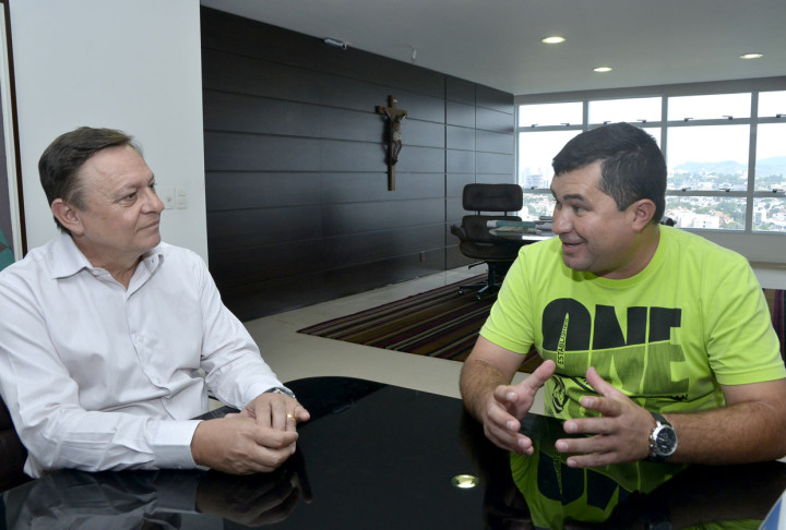 Prefteito Pedro Bigardi e o vereador Marcos Roberto Lavado durante conversa