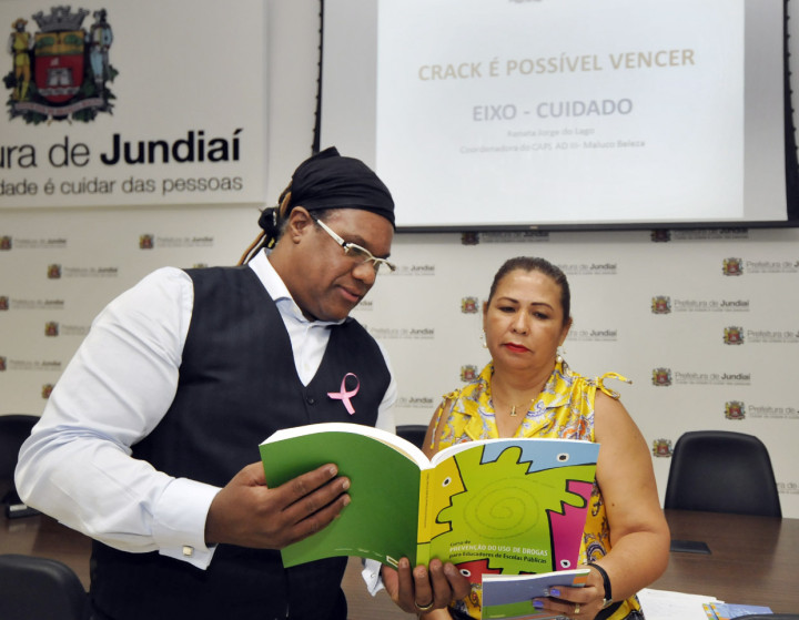  Vanderlei Victorino, do Comad, e Dalva de Oliveira, da Diretoria de Ensino, com material didático