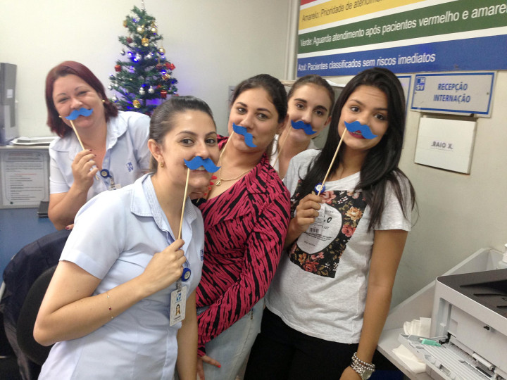 Funcionárias do São Vicente com o bigode azul, referente à campanha 