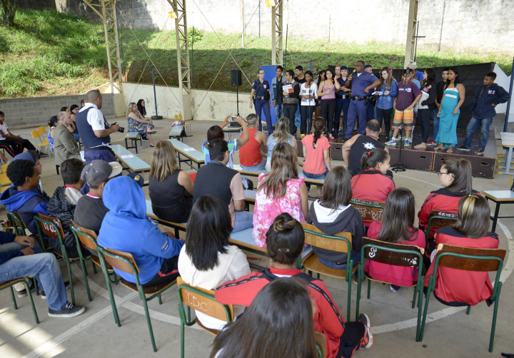Teatro ressalta a gravidez é apresentada por alunos de escola no Rio Acima