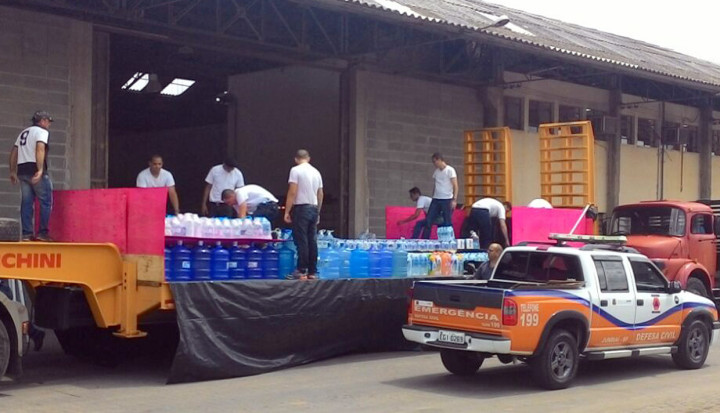 Carreta é carregada com os 12 mil litros de água que seguirão para Minas Gerais
