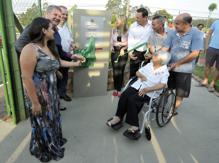 Prefeito e família do homenageado inauguram praça Benedito da Silva