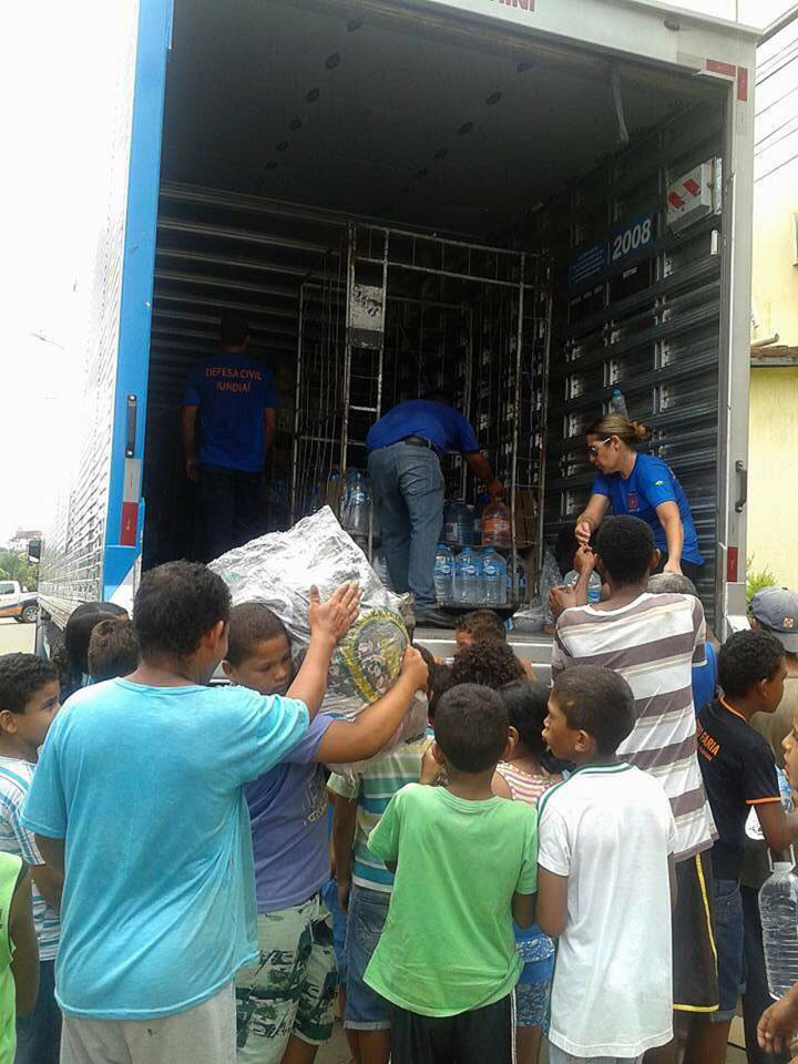 Água enviada por Jundiaí é entregue aos moradores de Periquito