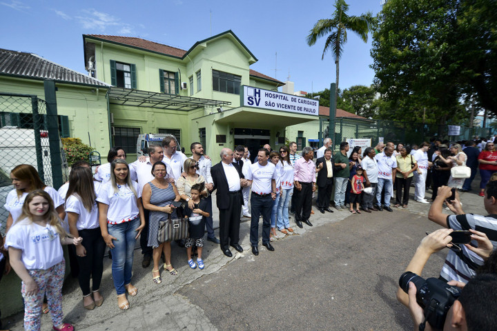 Cerca de 500 pessoas abraçaram o São Vicente em um ato simbólico
