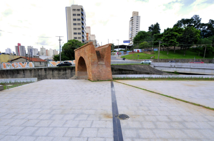 Os elementos do projeto buscam colocar o monumento em diálogo com a cidade