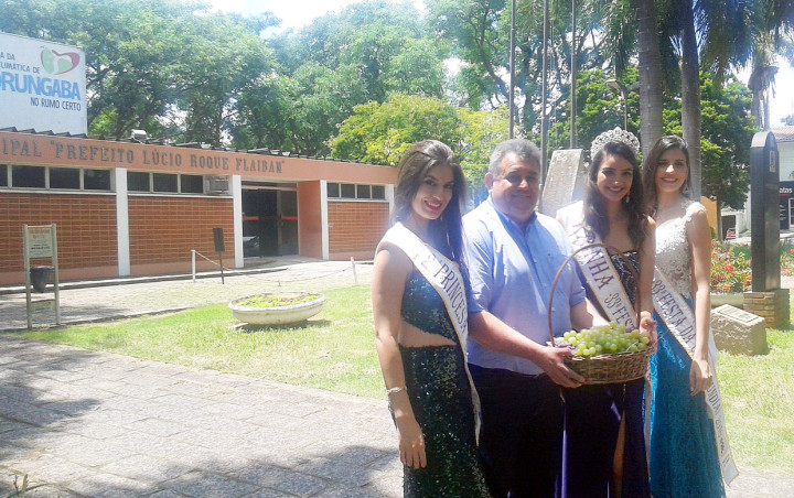 A rainha e princesas com o prefeito de Morungaba