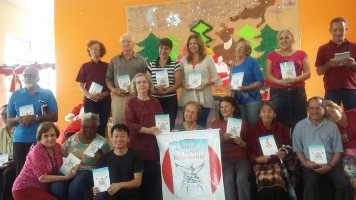 André Kondo distribuiu exemplares do livro para os participantes do Criju