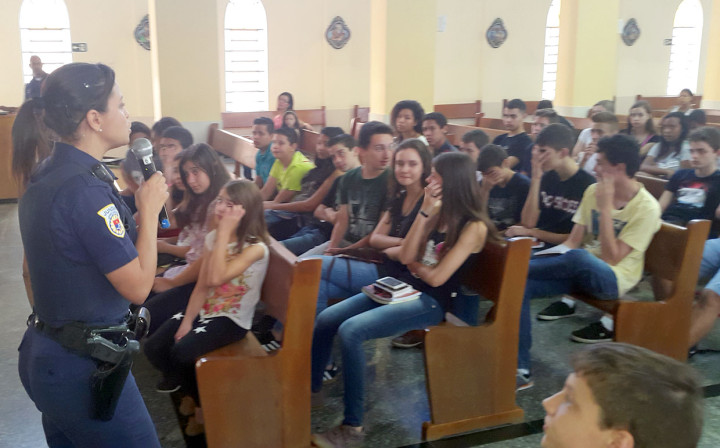 GM Tatiana Reis fala e tira dúvidas de jovens em encontro em paróquia