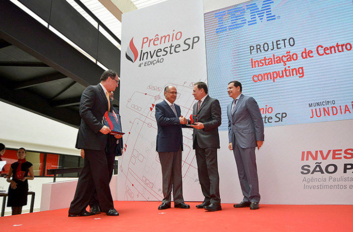 Governador entregou o prêmio ao prefeito e ao vice-presidente da IBM Cloud