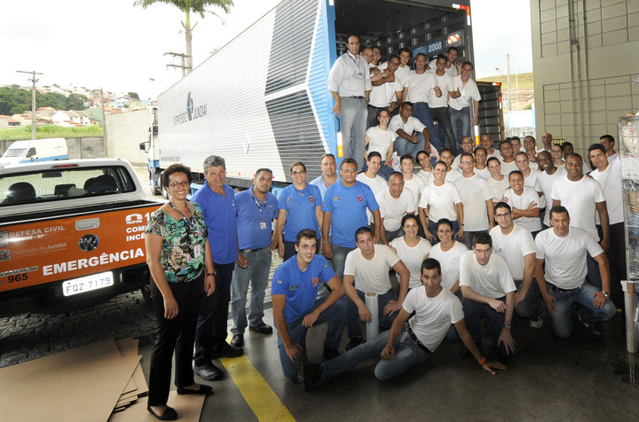 Equipe que carregou o caminhão que segue viagem nesta quarta-feira para Minas Gerais