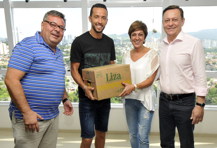 Nenê, ao lado de Gerson Sartori, Pedro e Margarete Bigardi, fez a doação de alimentos