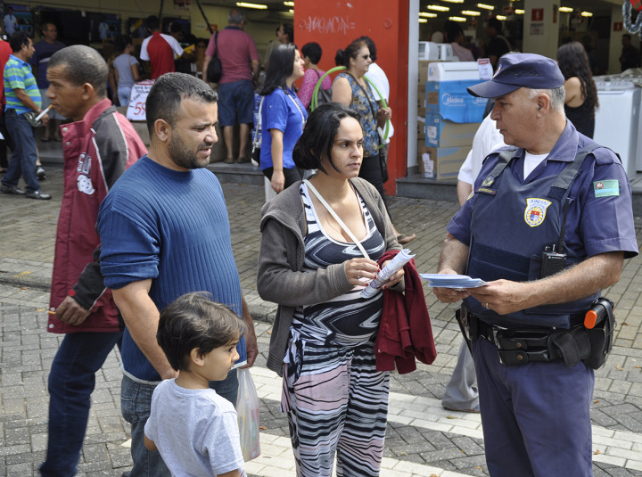 Guarda entrega panfleto com dicas de segurança nas ruas do Centro de Jundiaí A Guarda Municipal de Jundiaí deflagrou na segunda-feira (7) a campanha anual de segurança 